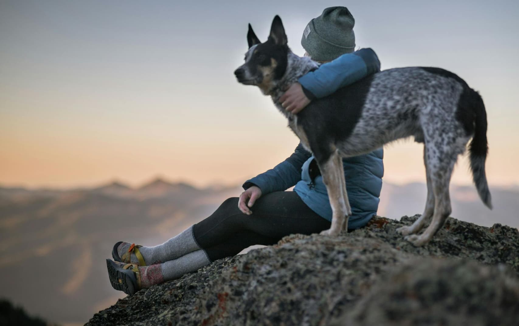 Donna con cane su montagna